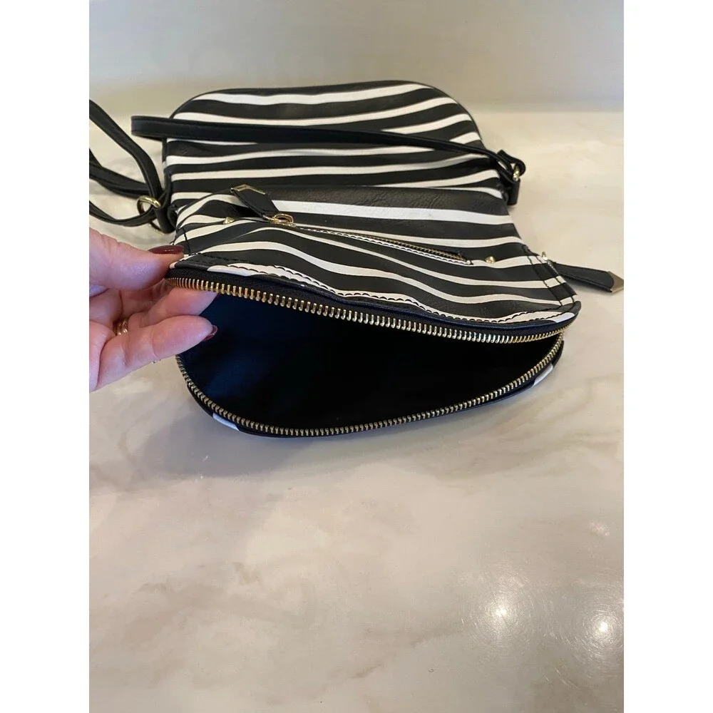 Apt 9 NWOT Crossbody Black & White‎ Striped Purse w/many compartments Travel Bag